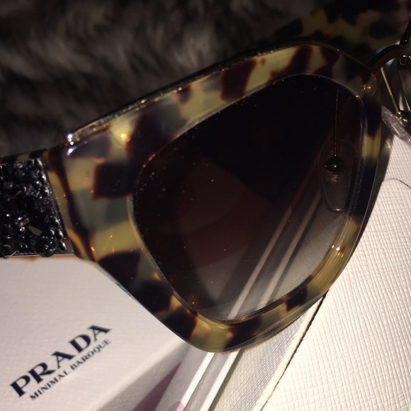 Prada Sunglasses 😎 - Picture 4 of 8